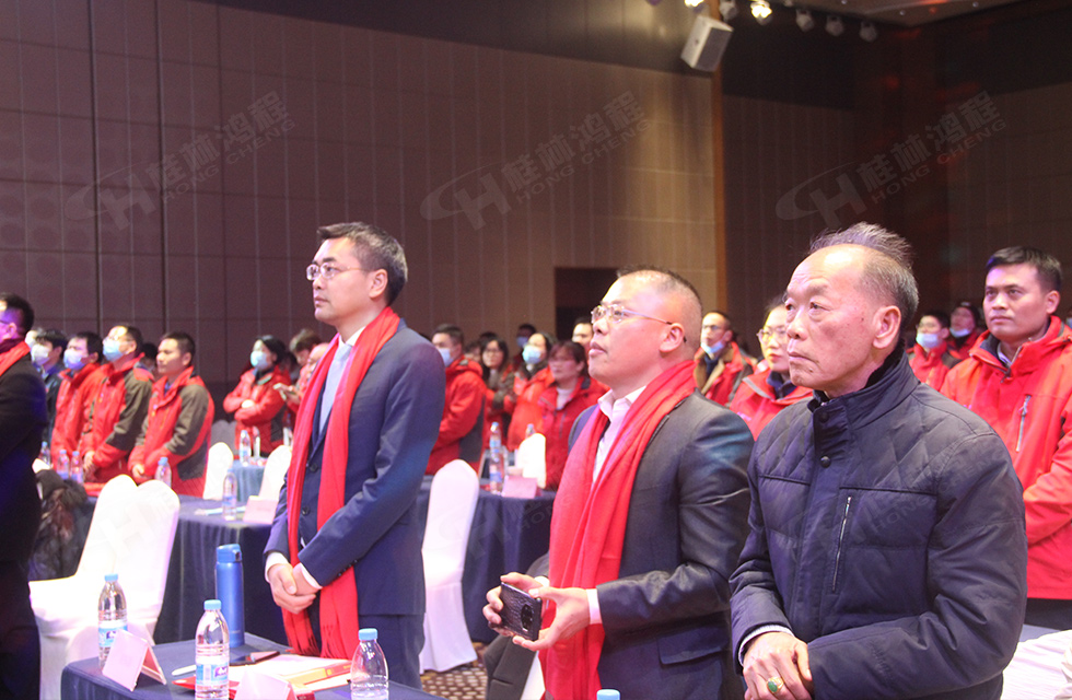 金牛辭舊歲，猛虎迎春來。搭著歡樂的時光列車，我們一起歡送碩果累累的2021年，迎來了嶄新的2022年。1月26日，我們歡聚一堂，在歡聲笑語、載歌載舞中迎接新春，“立足新鴻程開創新局面”桂林鴻程2021年年終總結表彰會由此開始！