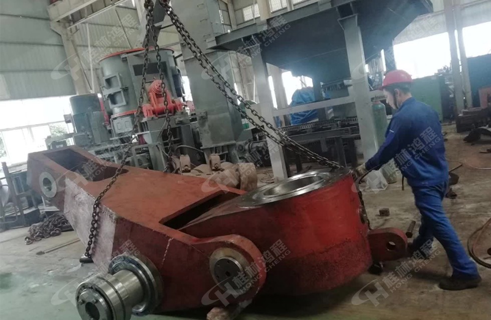 桂林鴻程立式磨粉機技術工人在生產車間員裝立磨磨輥搖臂測試