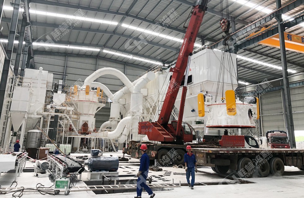 桂林鴻程兩條HLMX1300超細立磨生產線有序安裝中