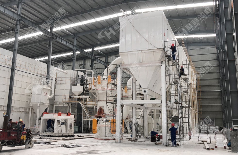 桂林鴻程兩條HLMX1300超細立磨生產線有序安裝中