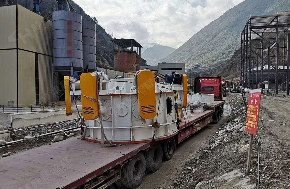 桂林鴻程董事長容棟國、總經理林總親臨磨機安裝現場指導工作